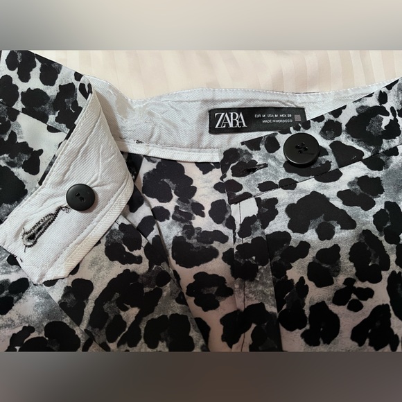 ZARA, Super Cute shorts looks like a skirt! Medium. - Picture 7 of 9